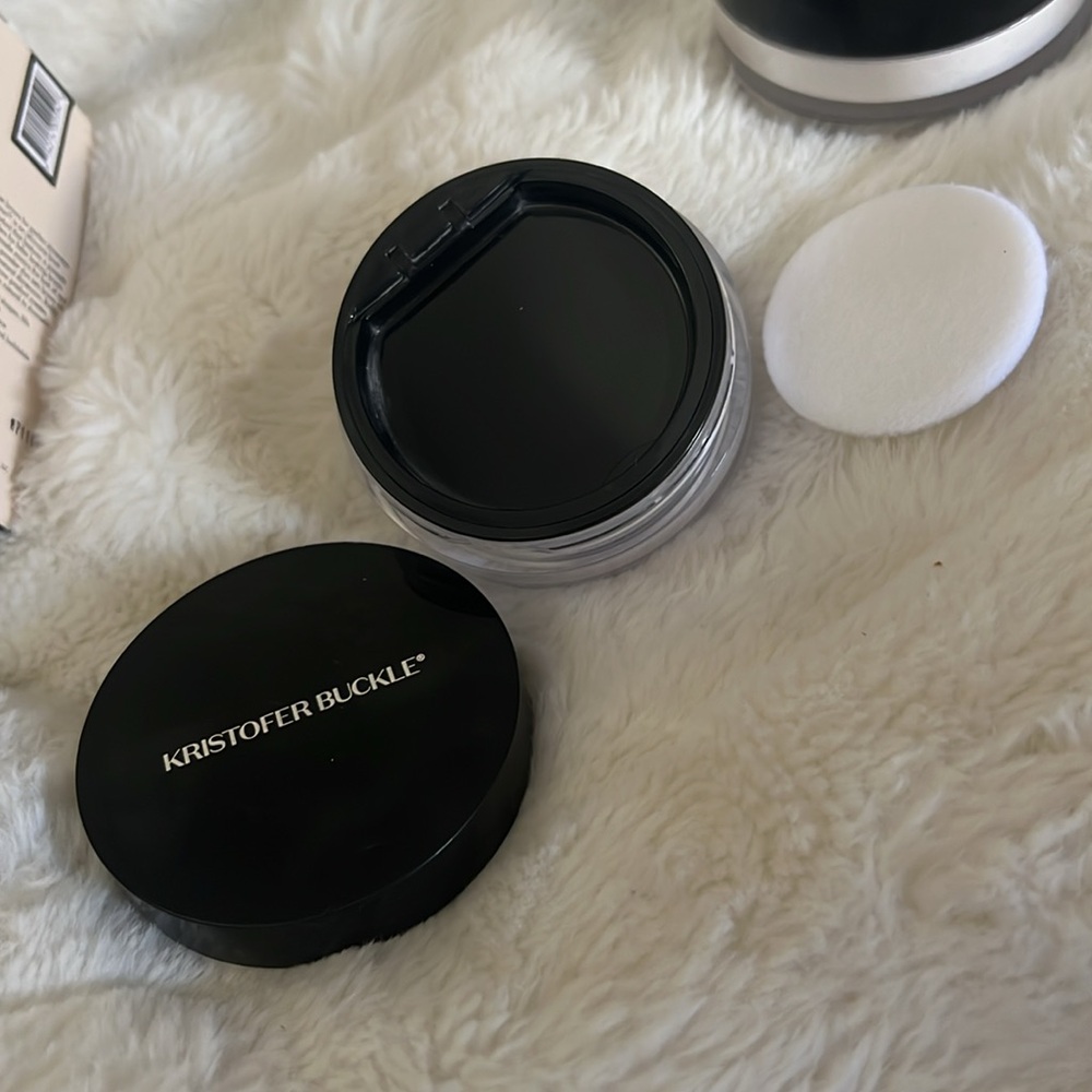 Kristofer Buckle Translucent Loose Setting Powder - Picture 4 of 5